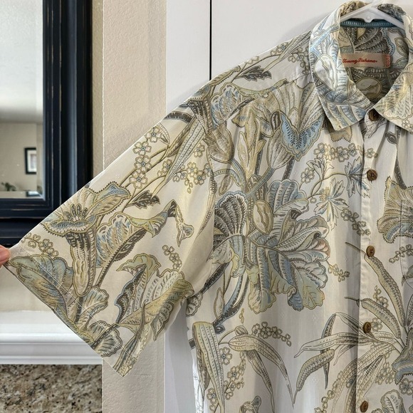 Tommy Bahama 100% Silk Button Up Floral Men’s Shirt Multicolor Size Medium - Picture 8 of 8